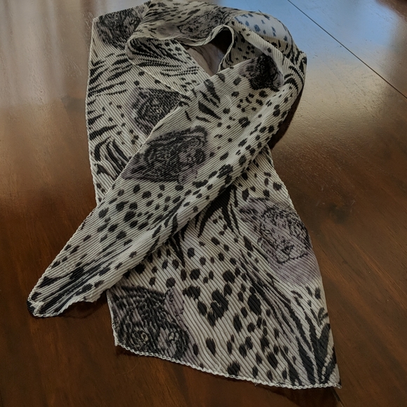 Scarf with Tiger and Lion Print - Picture 5 of 5